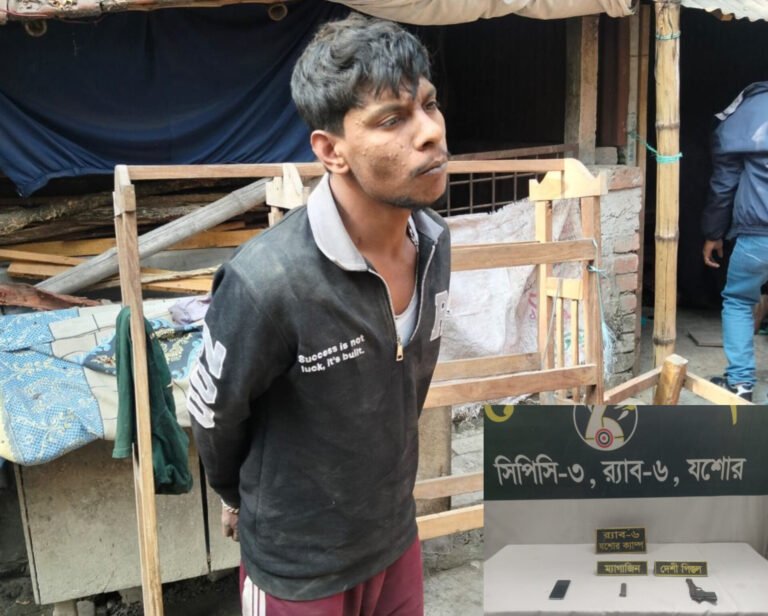 যশোরে পিস্তলসহ সন্ত্রাসী আলামিন আটক