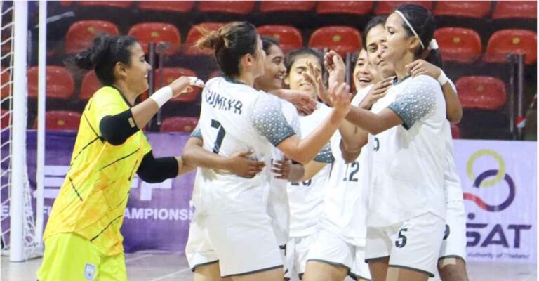 সাফ জয়ী ফুটবলারদের প্রধান উপদেষ্টার অভিনন্দন 