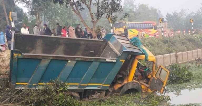 নওগাঁয় ট্রাকের চাপায় নিহত ৫