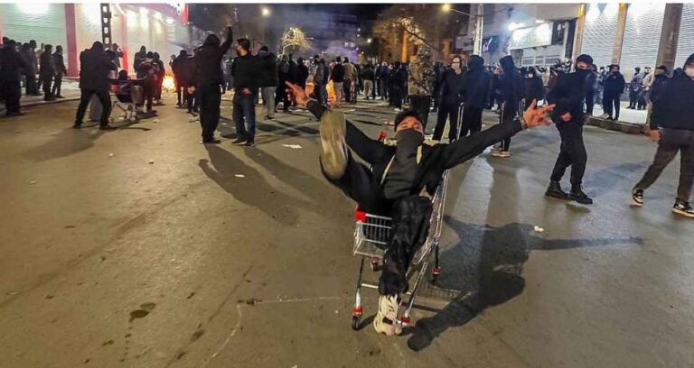 ইরানে বিক্ষোভ দমনে এবার কঠোর সরকার, শুধু তেহরানেই একরাতে নিহত ২০০