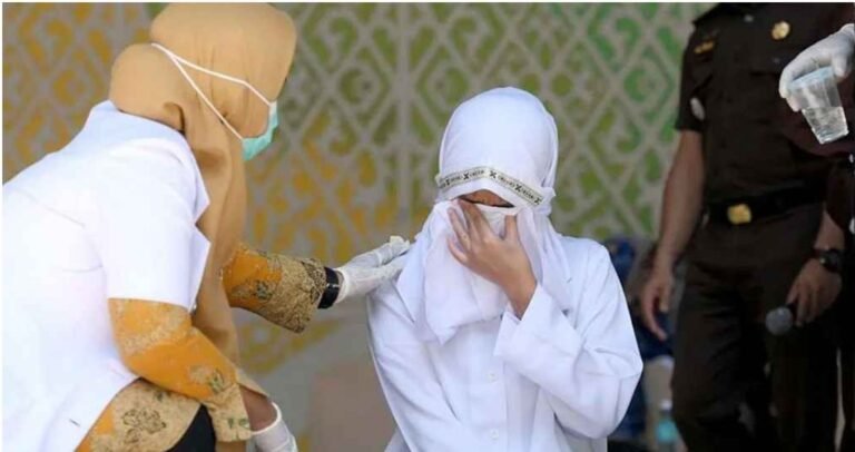 ইন্দোনেশিয়ায় মদ খেয়ে অনৈতিক সম্পর্ক, শরিয়াহ আইনে তরুণীর যে পরিণতি