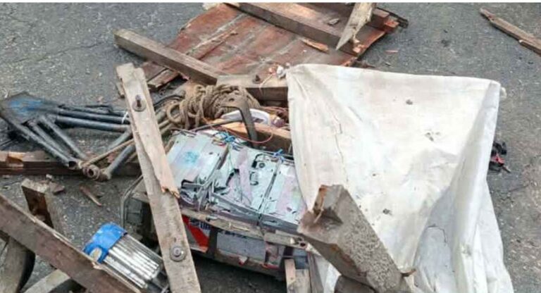 কাভার্ডভ্যানের ধাক্কায় ৩ ভ্যানযাত্রী নিহত