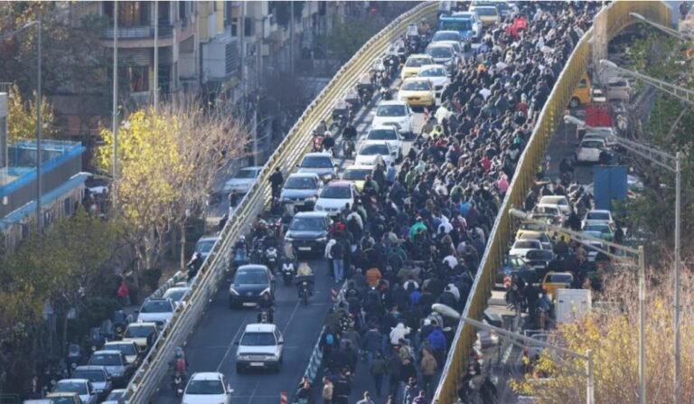 অর্থনৈতিক বিপর্যয়ে জনরোষে উত্তাল ইরান, সংঘর্ষে নিহত ৬