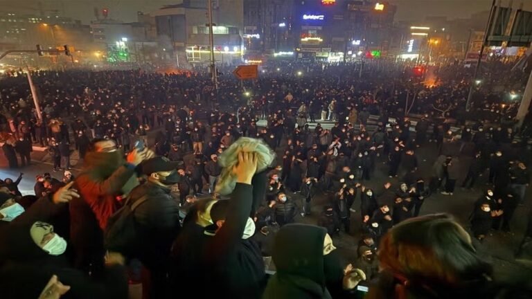 ইরানে বিক্ষোভকারীদের লক্ষ্য করে ছোড়া হচ্ছে গুলি, ২ হাজার নিহতের শঙ্কা