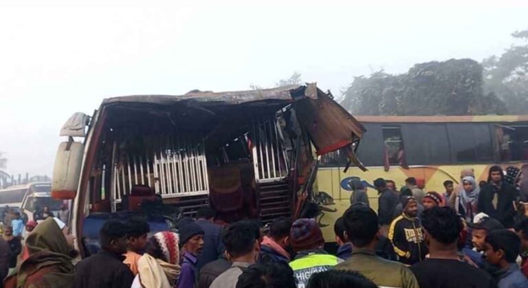 তিন বাসের মুখোমুখি সংঘর্ষ, নিহত ২