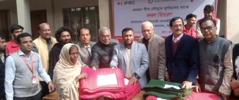 রেড ক্রিসেন্ট যশোর ইউনিটের শীতার্থদের মাঝে কম্বল বিতরন