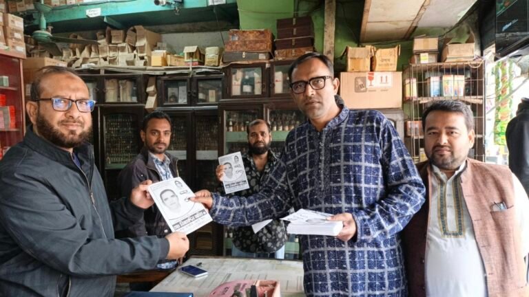 যশোর-৩ আসনে জাগপা প্রার্থীর হ্যান্ডবিল বিতরণ