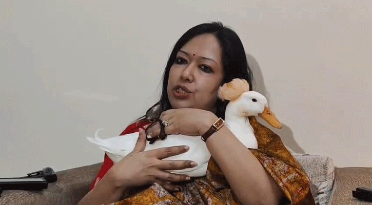 হাঁস কোলে সংবাদ সম্মেলন রুমিন ফারহানার