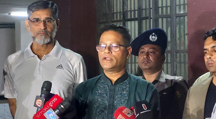 ঢাকায় মধ্যরাতে নিরাপত্তা পরিদর্শনে আইজিপি-ডিএমপি কমিশনার