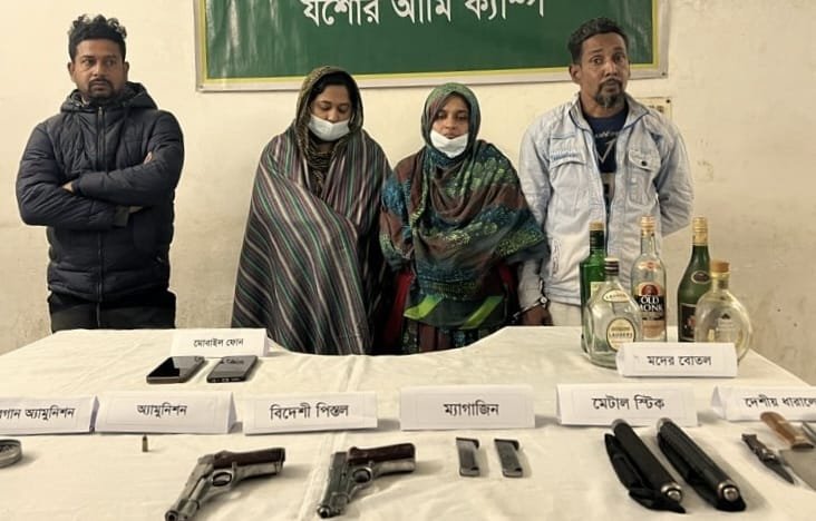 যশোরে যুবলীগ ক্যাডার আরিফের বাড়ি থেকে অস্ত্রগুলি উদ্ধার, আটক ৪