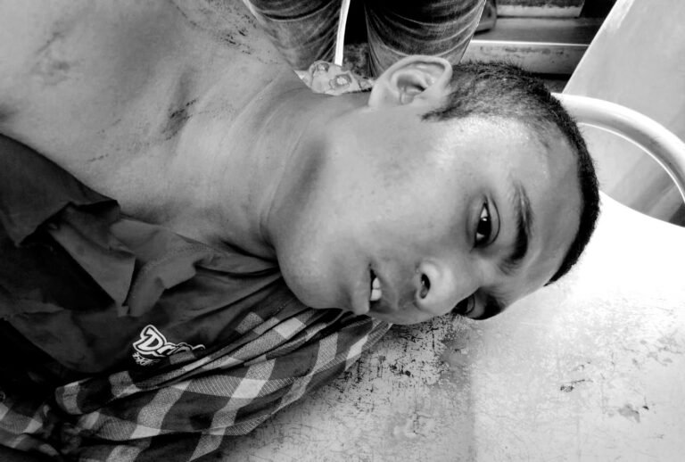 যশোরে ধানের জমিতে পানি দেওয়া নিয়ে বিরোধে যুবককে কুপিয়ে জখম