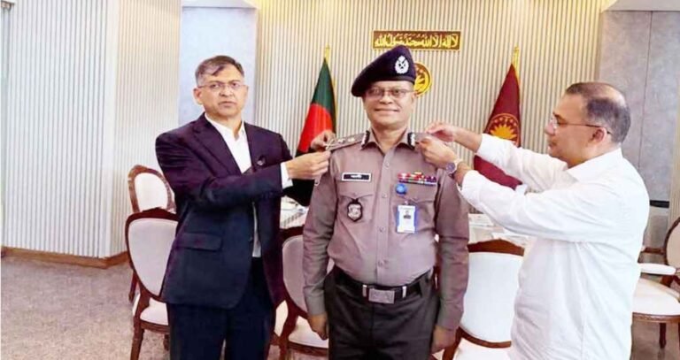 নতুন আইজিপিকে র‍্যাংক ব্যাজ পরিয়ে দিলেন প্রধানমন্ত্রী