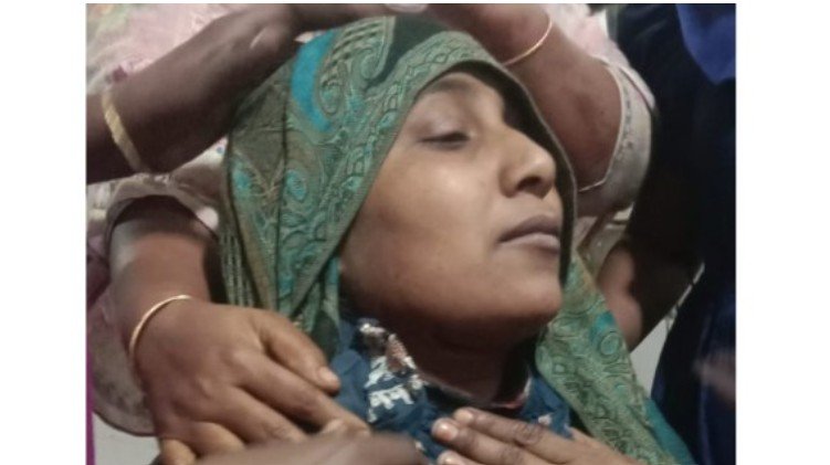 যশোরে প্রেম করে বিয়ে, শাশুড়ির গলায় ছুরি চালালো জামাই