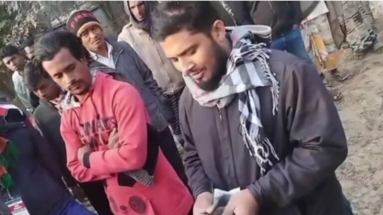 দাঁড়িপাল্লায় ভোট দিতে ভোটারদের নগদ টাকা বিতরণের সময় আটক ২