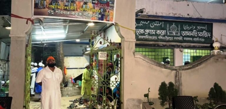 হিন্দু বাড়িতেই মসজিদ, ১৬ বছর ধরে রোজা রাখেন পার্থসারথি বোস