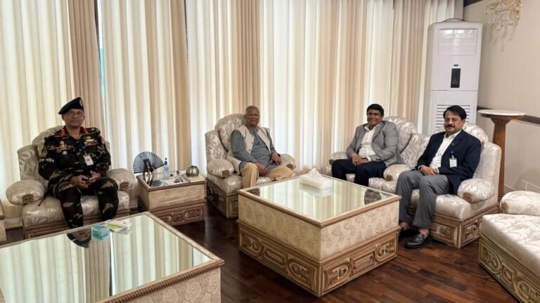 ড. ইউনূসের সঙ্গে প্রধানমন্ত্রীর প্রতিনিধিদলের সাক্ষাৎ