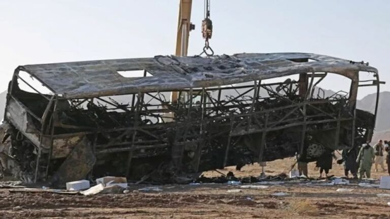 আফগানিস্তানে মিনিবাস খাদে পড়ে নিহত ১৫