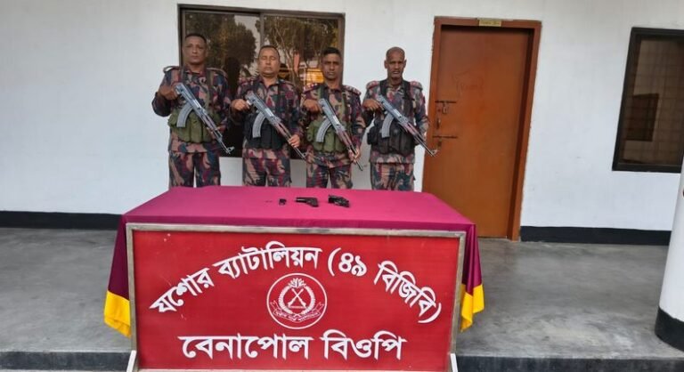 বেনাপোলে পরিত্যাক্ত অবস্থায় বিদেশী পিস্তল ও ম্যাগজিন উদ্ধার