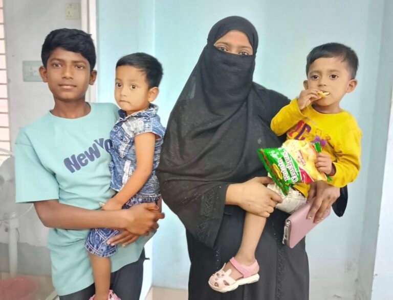 যশোর দুই সন্তান নিয়ে পথে পথে অন্তঃসত্ত্বা বর্ষা নেশা-পরকীয়ায় ভেঙেছে সংসার,ঋণের বোঝা কাঁধে