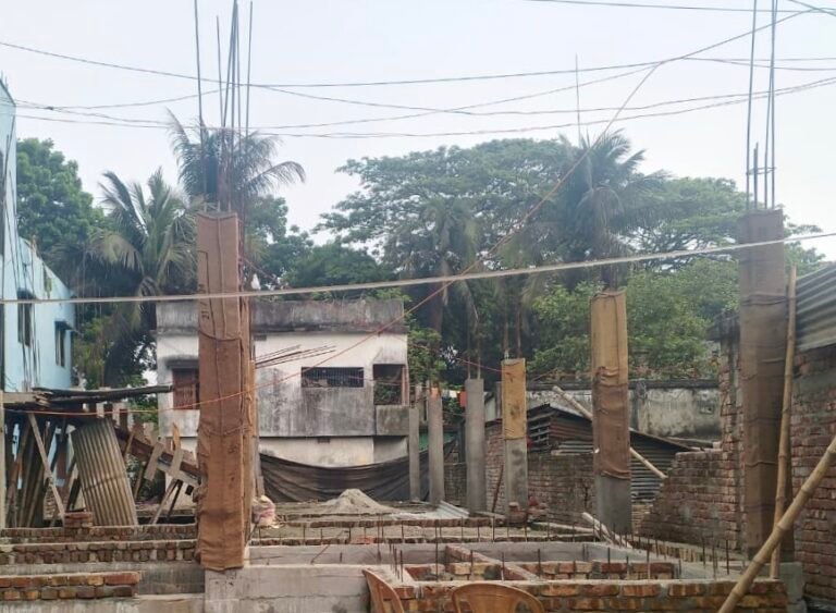 যশোর বেনাপোলে ১০ লাখ টাকা চাঁদা দাবির অভিযোগে নির্মাণকাজ বন্ধ