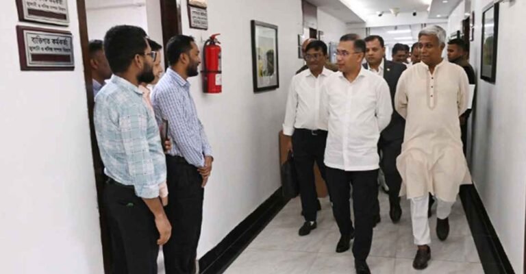 সঠিক সময়ে কর্মকর্তাদের উপস্থিতি নিশ্চিতে সচিবালয়ে ঝটিকা পরিদর্শন প্রধানমন্ত্রীর