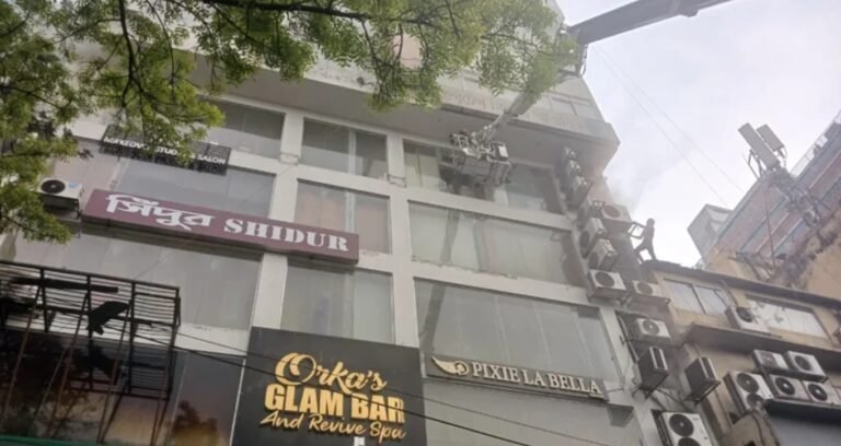 মিরপুরে বহুতল ভবনে আগুন, আটকেপড়া চারজনকে উদ্ধার