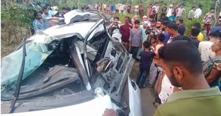খুলনায় ট্রেনের ধাক্কায় দুমড়ে-মুচড়ে গেল প্রাইভেটকার, ভেতরে ছিল ৪ বন্ধু