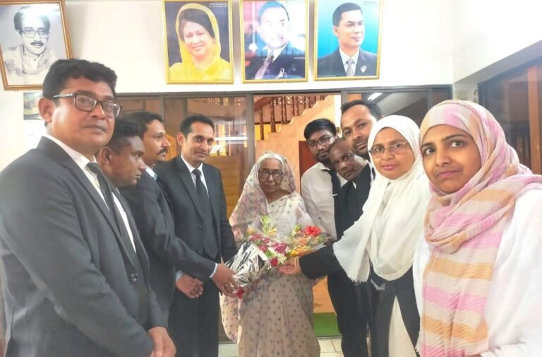 ট্যাক্সেস বার অ্যাসোসিয়েশন যশোরের নির্বাচন: সাধারণ সম্পাদক বোরহান সিদ্দিকী, নার্গিস বেগমকে ফুলেল শুভেচ্ছা