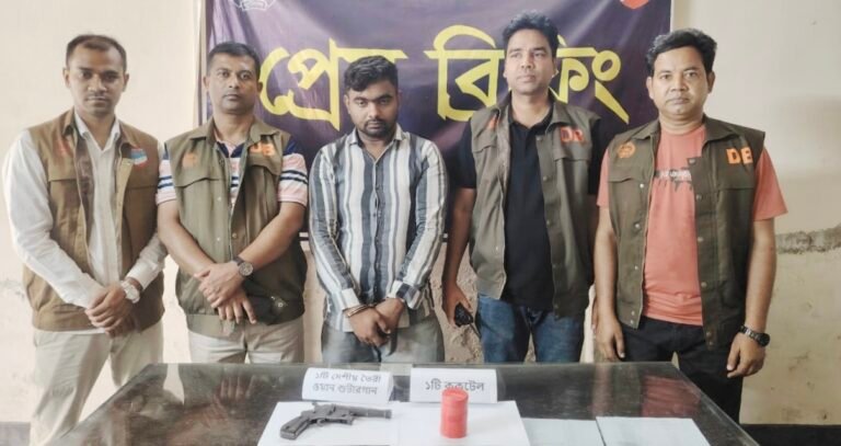 যশোরে আগ্নেয়াস্ত্র ও ককটেল উদ্ধার:হোটেল ম্যানেজার গ্রেফতার, ‘ফাঁসানোর’ অভিযোগ পরিবারের