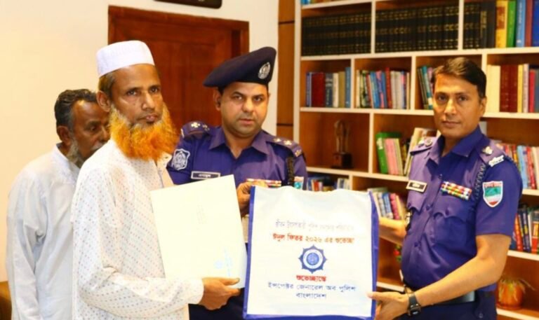 শহীদ পুলিশ সদস্যদের পরিবারকে ঈদ শুভেচ্ছা ও উপহার প্রদান