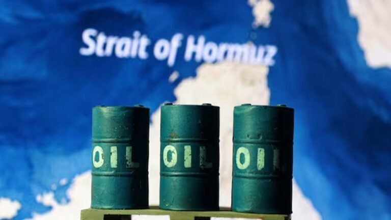 হরমুজে মার্কিন অবরোধের ঘোষণা, ফের লাফিয়ে বাড়ছে জ্বালানি তেলের দাম