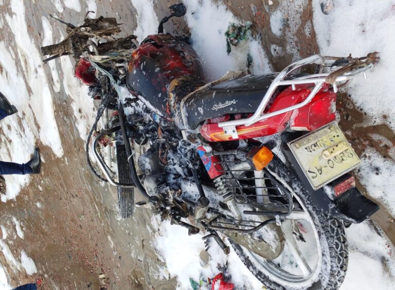 যশোরে পেট্রোল পাম্পে তেল নেওয়ার সময় মটরসাইকেলে অগ্নিকাণ্ড