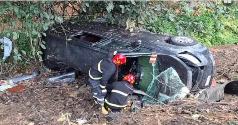 চট্টগ্রামে নিয়ন্ত্রণ হারিয়ে মাইক্রোবাস খাদে, ঘাটনাস্থলেই নিহত ৩