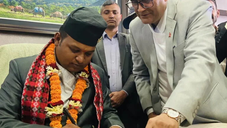 স্ত্রীকে নিয়োগ দিয়ে বরখাস্ত মন্ত্রী