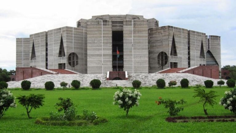 ২০৩৪ সালের মধ্যে ট্রিলিয়ন ডলারের অর্থনীতি হতে চায় বাংলাদেশ