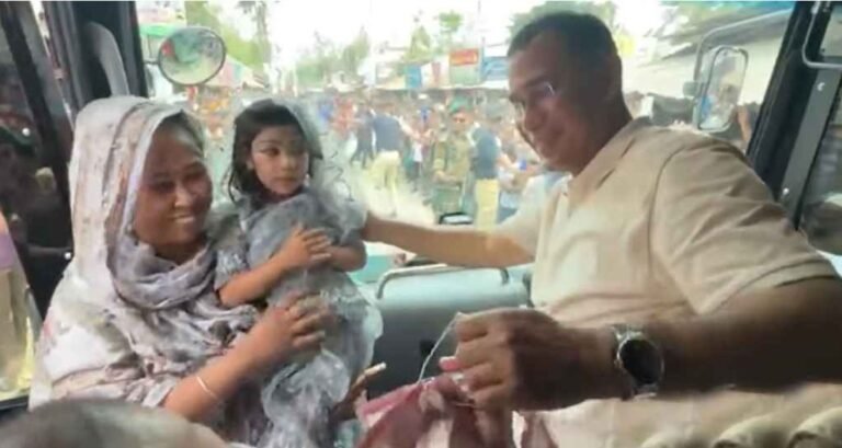 ছোট্ট শিশুর সঙ্গে প্রধানমন্ত্রীর খুনসুটি