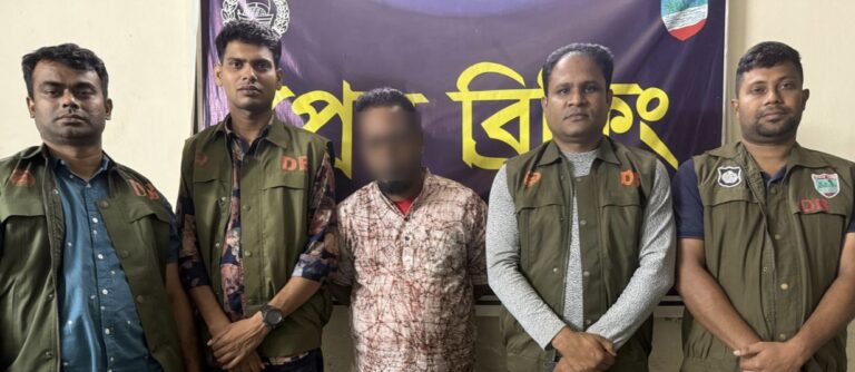 ফেসবুক পেজে প্রতারণা: চক্রের প্রধান গ্রেফতার উদ্ধার একাধিক মোবাইল ফোন