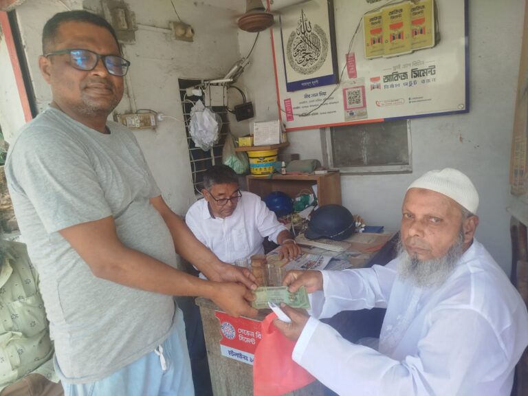 যশোরে সততার অনন্য দৃষ্টান্ত: কুড়িয়ে পাওয়া টাকার ব্যাগ ফেরত দিলেন ব্যবসায়ী