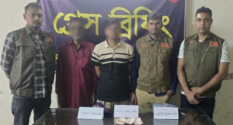 যশোরে ডিবি পুলিশের অভিযানে রিয়াল প্রতারকচক্রের দুই সদস্য আটক