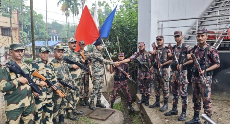 যশোরের বেনাপোল সীমান্তে বিজিবি ও বিএসএফ এর কোম্পানী কমান্ডার পর্যায়ে এক পতাকা বৈঠক অনুষ্ঠিত 