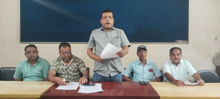 যশোর চৌগাছার পৌর হাটে চাঁদাবাজি, ইজারাদারের অভিযোগ সংবাদ সম্মেলন অনুষ্ঠিত