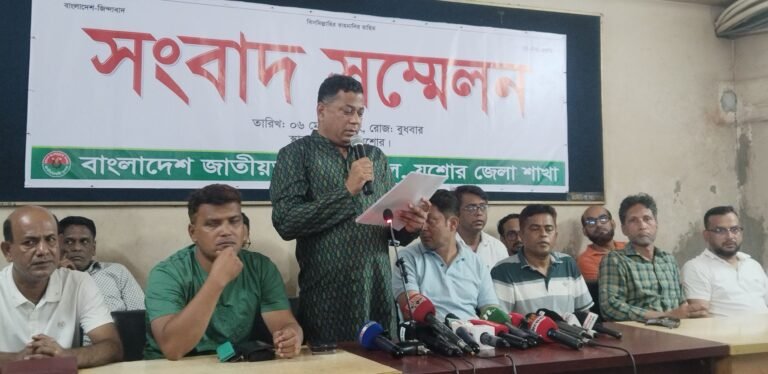 সংবাদ সম্মেলনে প্রতিবাদ জানালো যশোর জেলা যুবদল