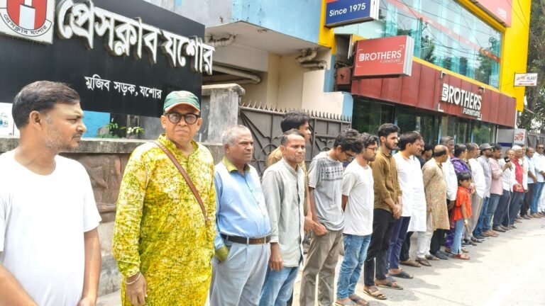 নারী নির্যাতন ও হত্যার প্রতিবাদে যশোরে মানববন্ধন