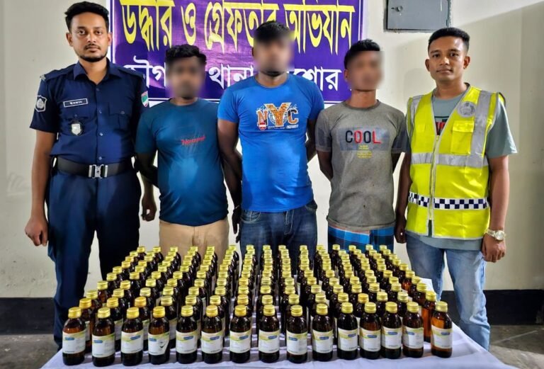 চৌগাছায় ১৫০ বোতল রেক্টিফাইড স্পিরিটসহ ৩ জন গ্রেফতার, ভ্যান জব্দ
