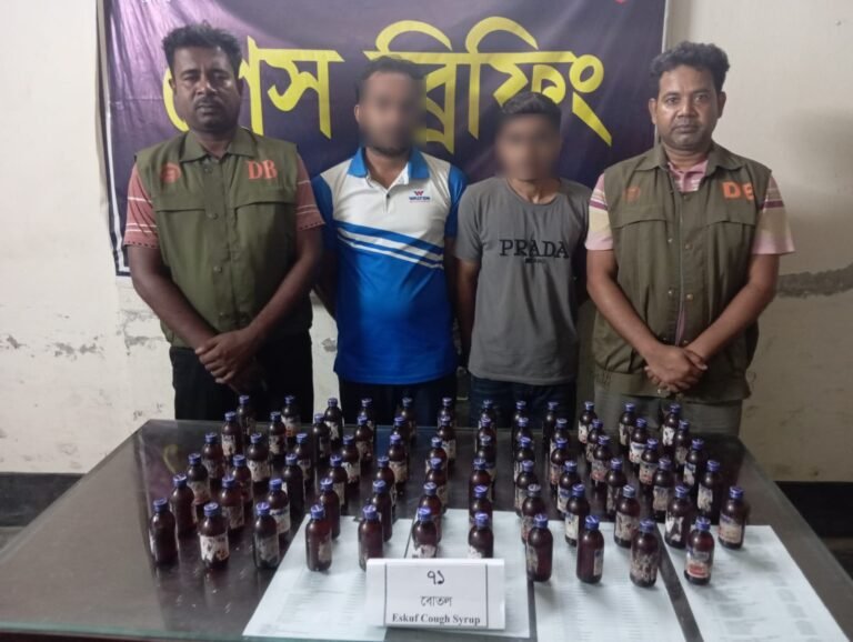যশোরে ডিবি পুলিশের অভিযানে ৭১ বোতল এসকাফ সিরাপসহ আটক ২ মাদক ব্যবসায়ী