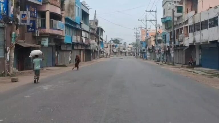 ব্যবসায়ী হত্যার প্রতিবাদে যশোরের নওয়াপাড়ায় নৌবন্দরে দিনভর হরতাল: স্থবির বন্দর ও মহাসড়ক