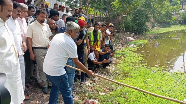 ডেঙ্গু ও চিকনগুনিয়া প্রতিরোধে যশোর পৌর সদরে পরিষ্কার পরিচ্ছন্নতায় অনিন্দ্য ইসলাম অমিত