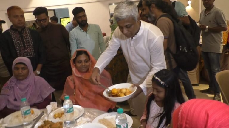 চার শতাধিক নারীকে নিজ হাতে আপ্যায়ন করলেন বিদ্যুৎ প্রতিমন্ত্রী