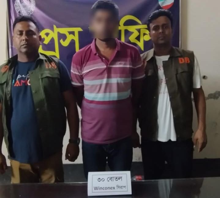 যশোরে ৩০ বোতল নিষিদ্ধ সিরাপসহ মাদক ব্যবসায়ী আটক