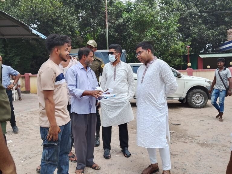 ঈদযাত্রায় সড়কে শৃঙ্খলা ফেরাতে যশোর-নড়াইল সড়কে যৌথ অভিযান, জরিমানা ১৭ হাজার টাকা